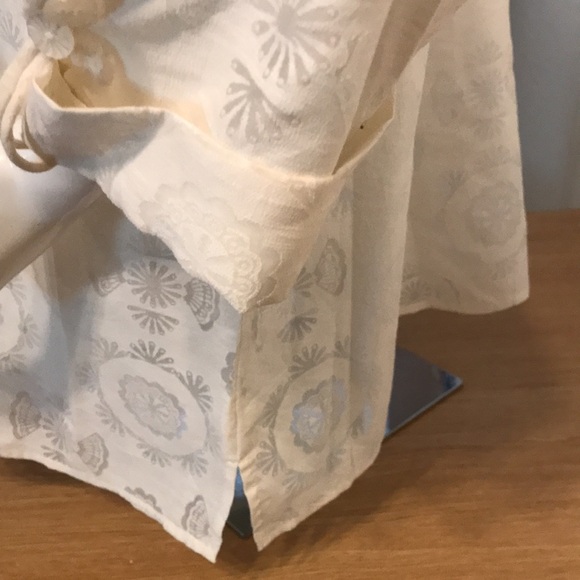 Blouse size 3X, cream colour, three quarter sleeves. - Picture 5 of 6